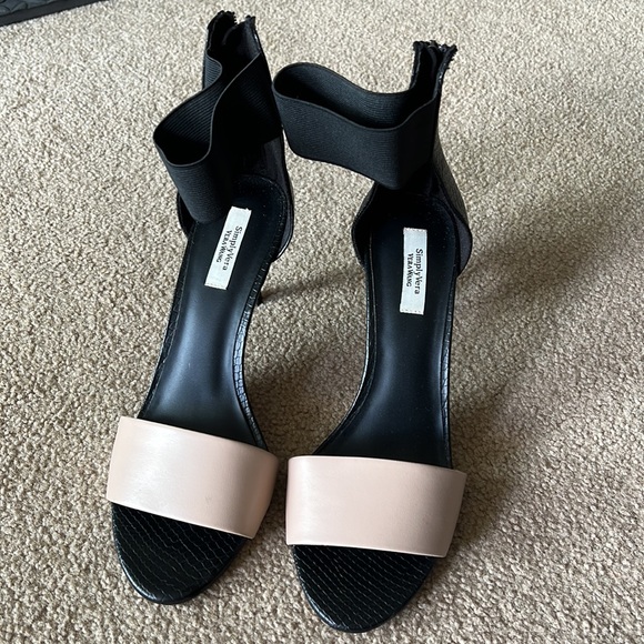 Simply Vera Vera Wang stiletto heels - Picture 2 of 6